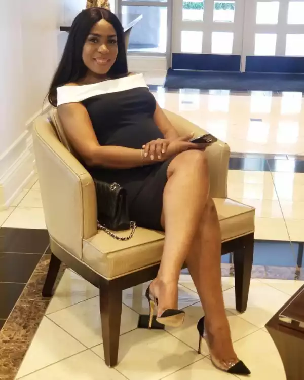 Linda Ikeji Pictured In Rare Moment Her Baby Was Kicking. Check Out Her Face